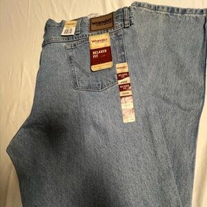 WRANGLER RUGGED WEAR RELAXED FIT MEDIUM BLUE JEANS. SIZE 40 x32. NWT
